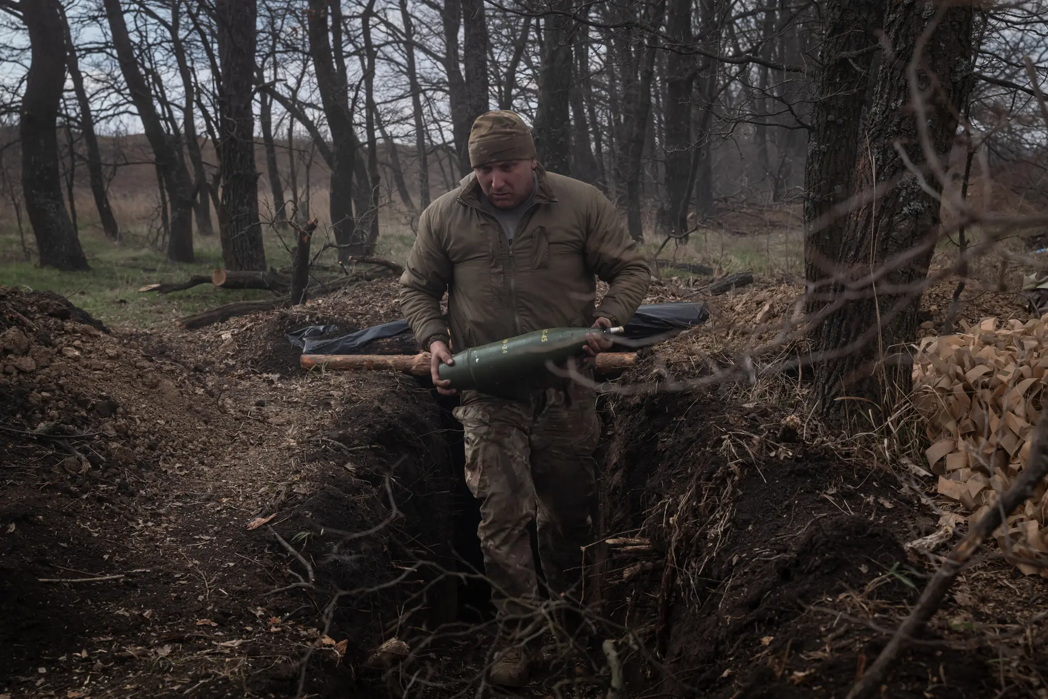 Підготовка до обстрілу російських позицій у Донецькій області на сході України у березні